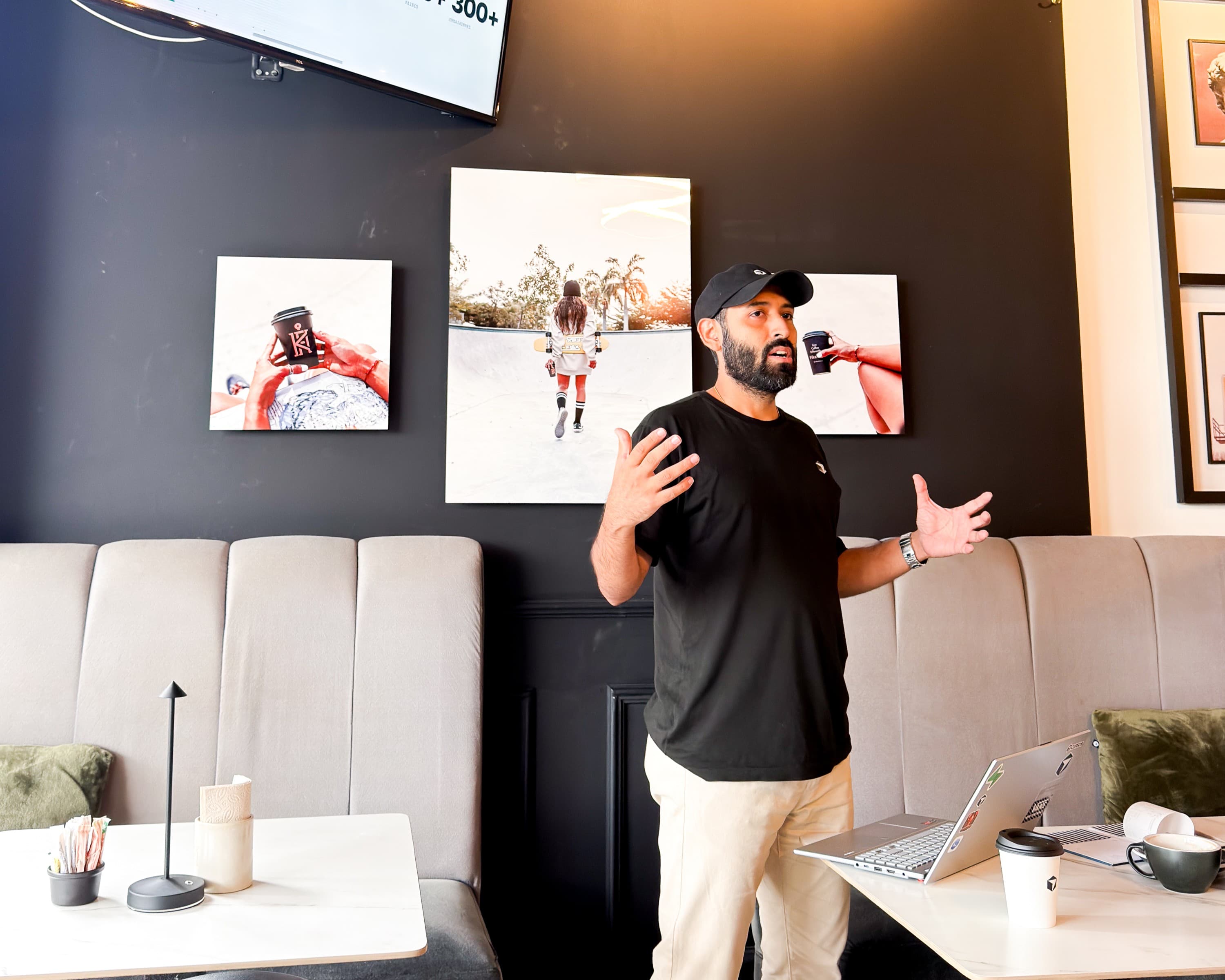 Speaker conversando con asistentes en un Café Cursor