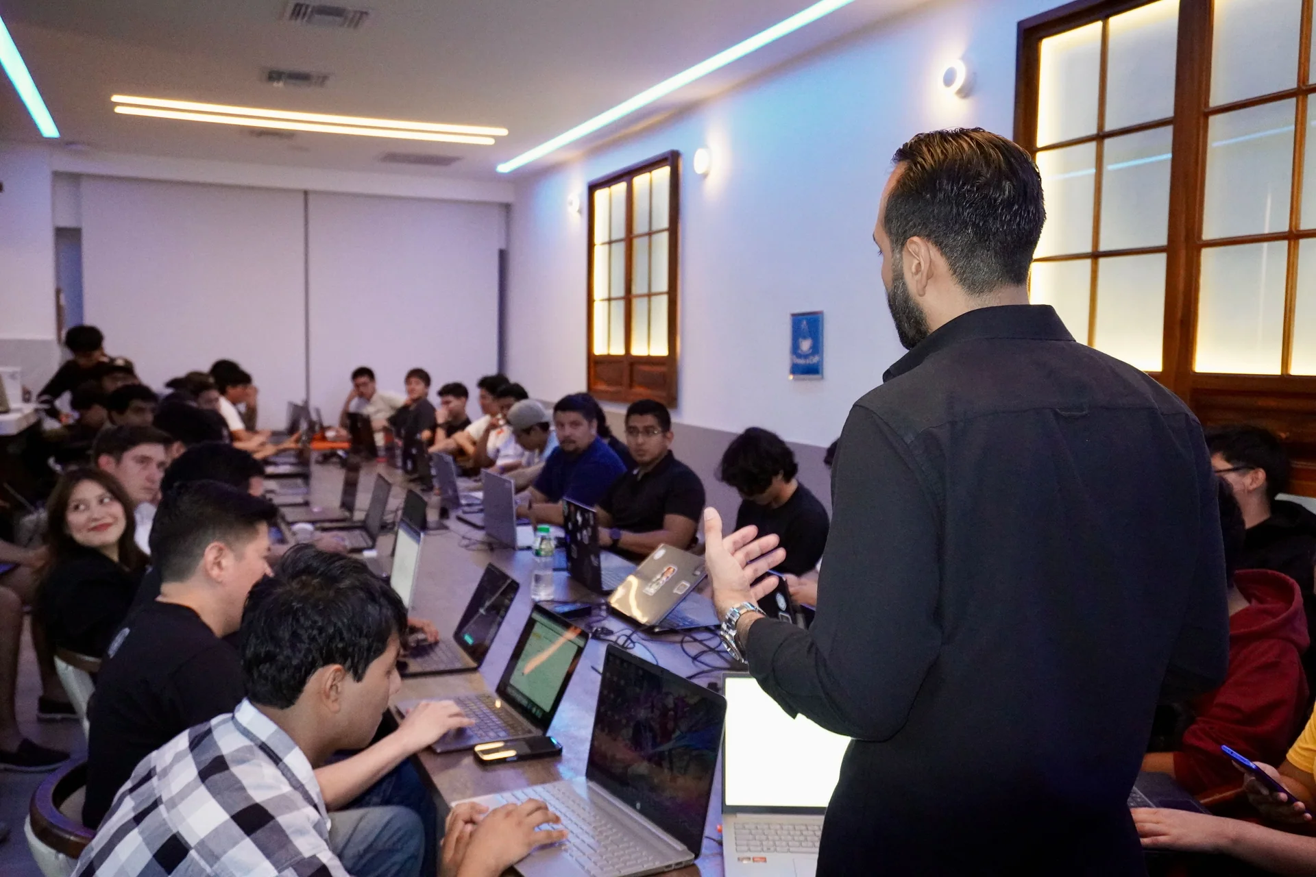 Workshop de Cursor en Manta con participantes trabajando en sus laptops