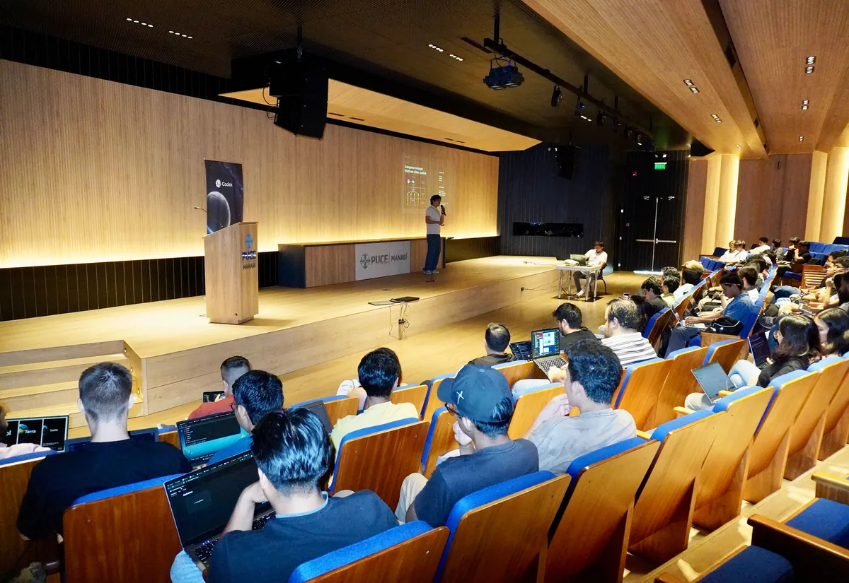 Auditorio del OpenAI Build Week Community Buildathon de Manta