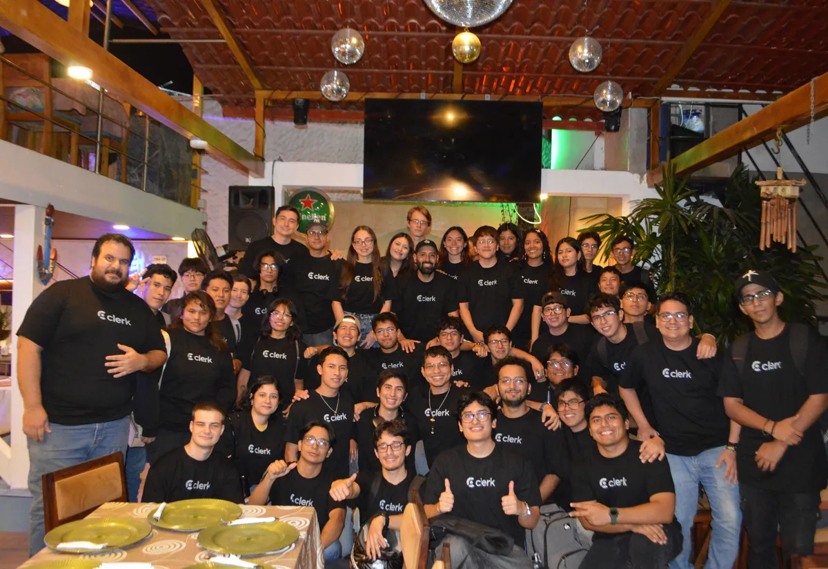 Foto grupal de participantes del Clerk Manta Meetup