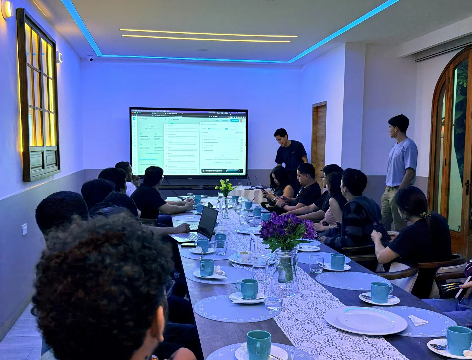 Participantes reunidos alrededor de una mesa durante una sesión de The Builders en Manta