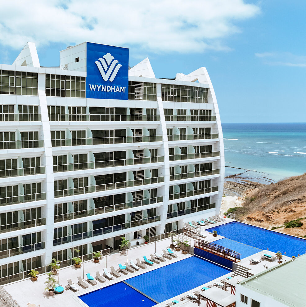 Piscina y vista exterior de Wyndham Manta Sail Plaza